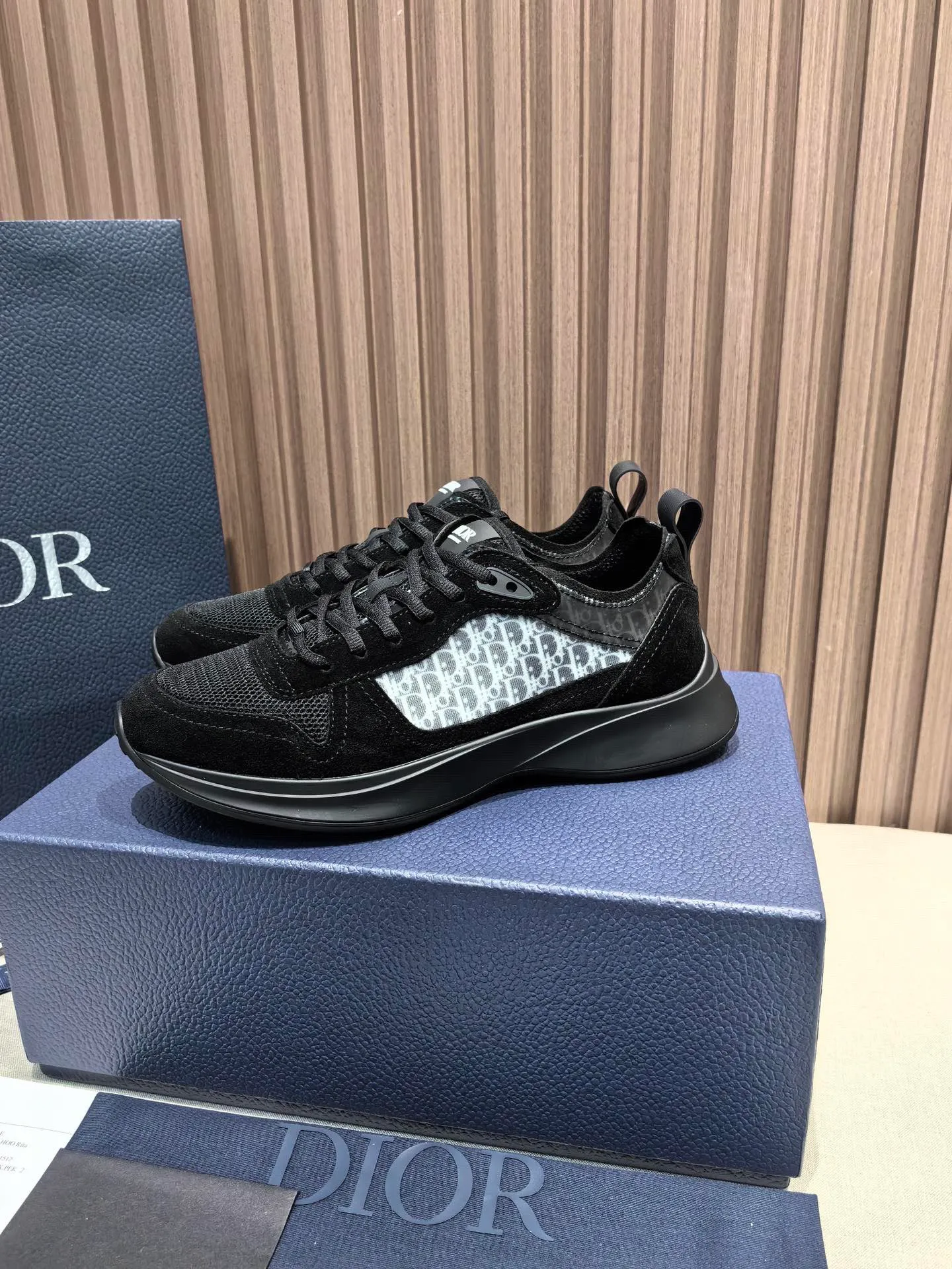 Factory price: 440💰 🔍Top purchasing agent🇮🇹 Dior's super-popular sports shoes, popular for street men, are synchronized with the new product counters. The uppers are made of Italian original imported cowhide and matched with D's customized fabrics. It is a must-have for fashionistas. The complex craftsmanship is perfectly reproduced. Imported soft cowhide foot pads, soles: original soles specially provided by the original factory, exclusive movable molded soles are super comfortable, original factory follow-up goods, 🔍🔍high quality, you can enter and exit the counter at will, welcome to compare, code number 38-45 (46 can be customized and cannot be returned or exchanged)